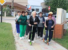 В Международный день семей ершовские «серебряные» сторонники ЗОЖ устроили пробег «Мы шагаем всей семьёй»