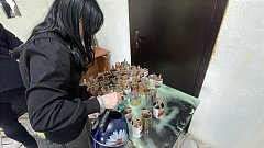 Ершовские школьники помогали «Русской общине» плести масксети