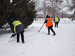 В Ершове  МКУ «Благоустройство» проводит работы по поддержанию порядка и созданию праздничной атмосферы в городе
