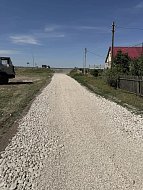 Дороги становятся лучше: в селах Ершовского района продолжается обновление покрытия