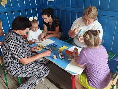 В «Городе мастеров» ершовские семьи расписывали одежду и мастерили фоторамки и глиняные игрушки