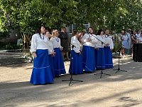 В одном из дворов Ершова артисты РДК устроили настоящий праздник для взрослых и детей