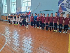 Из Озинок ершовские футболисты вернулись с первым местом, наградами и комплектом новой спортивной формы