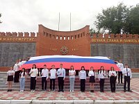 В День Государственного флага российский триколор пронесла по улицам города молодежь Ершова