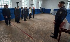 Ершовские полицейские провели со школьниками практическое занятие по строевой подготовке