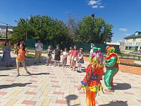 Ершовские ребята повеселились в компании озорного клоуна Клепы и забавной Ириски