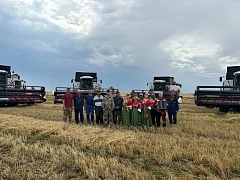 Ершовские артисты пели в поле для хлеборобов