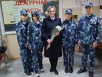 В Ершове юные друзья полиции поздравили с праздником старшего инспектора ГДН Елену Пильгун