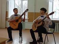 На межрегиональном конкурсе молодых исполнителей отметили дуэт ершовских гитаристов «Валенсия»