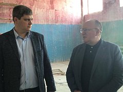 Облдеп и глава Ершовского района проинспектировали ход ремонта школы №3