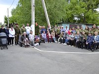 На улице Победы ершовцы разных возрастов пели о Великой Победе