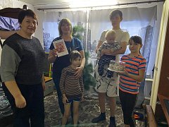 Специалисты Ершовского центра соцобслуживания населения поздравили многодетную семью с праздником