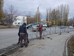 В Ершове возле школы №3 установлены новое ограждение и световой проектор на пешеходный переход