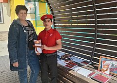 В преддверии Дня Победы библиотекари провели в Ершове акцию «Георгиевская ленточка-2025»