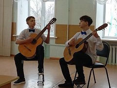 На межрегиональном конкурсе молодых исполнителей отметили дуэт ершовских гитаристов «Валенсия»