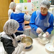 Ершовцы двух поколений совместно пекли тульский пряник по ГОСТУ Советского Союза