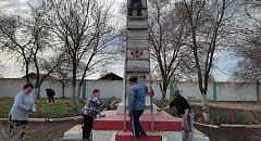 Жители района приводят в порядок памятники советским воинам
