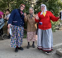 В одном из дворов Ершова артисты РДК устроили настоящий праздник для взрослых и детей