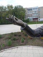 Родителям школьника пришлось восстановить поврежденный фрагмент скульптуры за 15000 рублей
