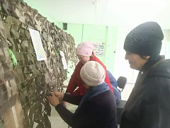 Жители Ершовского района плетут маскировочные сети для фронта