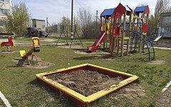 В песочницы для ершовской детворы завезли песок