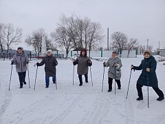 Ершовские сельчане с удовольствием шагают по намеченному маршруту со скандинавскими палками